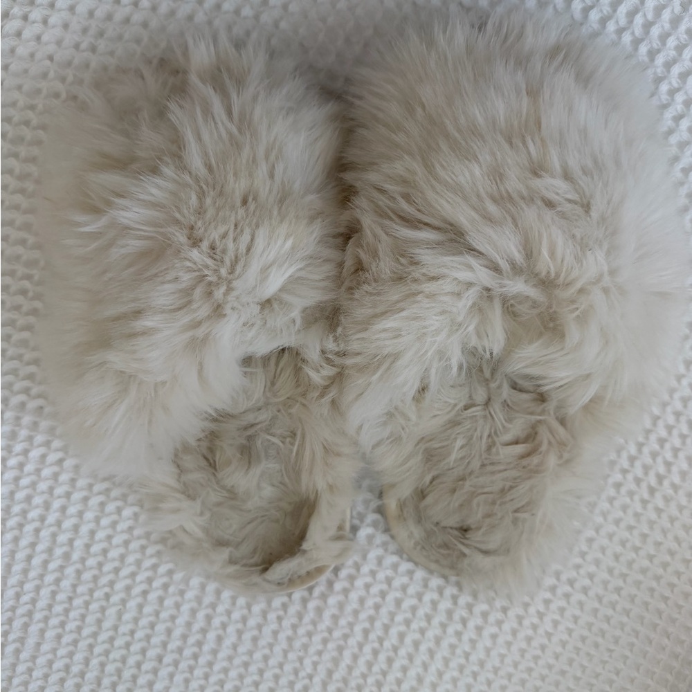 Rachel Parcell Cream Fuzzy Slippers